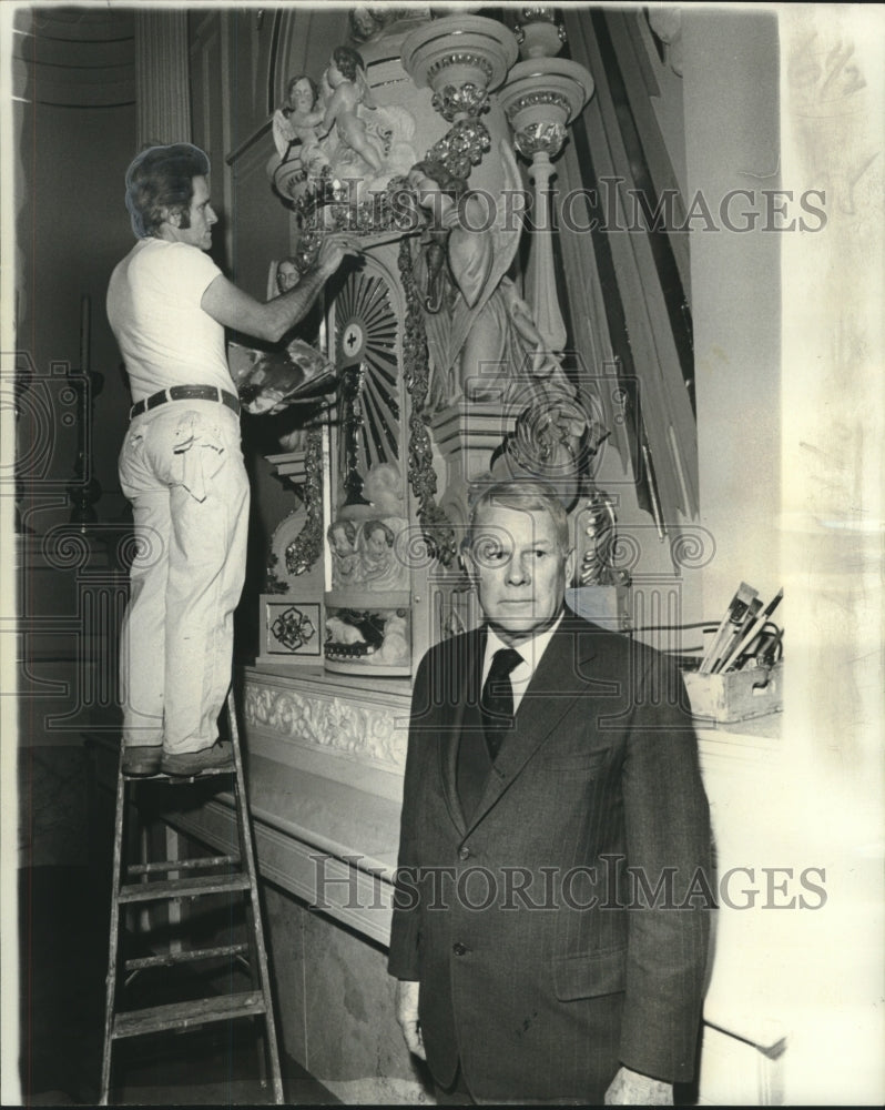 1976 Press Photo John Geiser Jr. &amp; one of his art works at St. Louis Cathedral - Historic Images