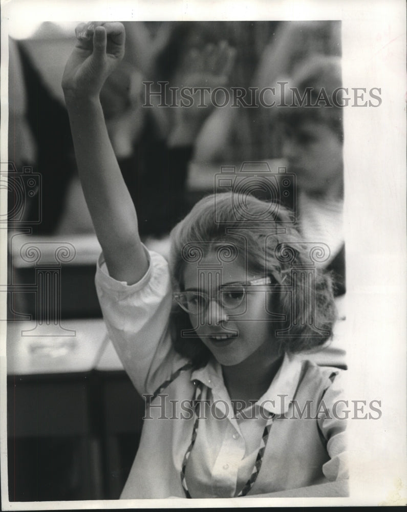 1966 Press Photo Joylyn Angelo, bursting with questions and answers about molds - Historic Images