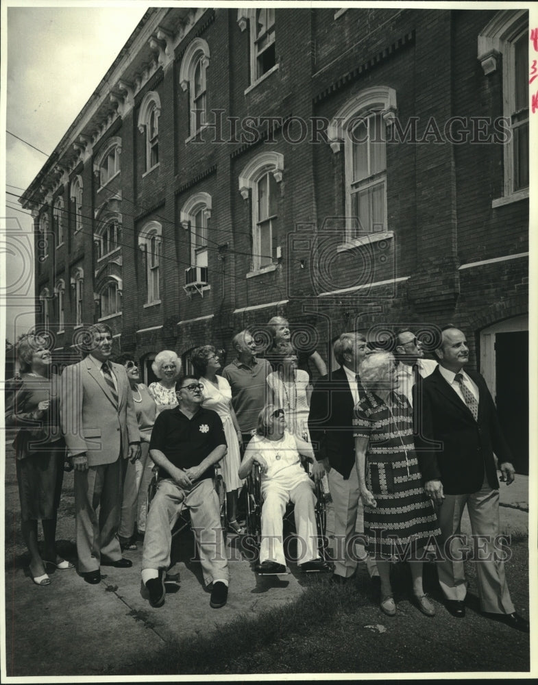 1986 Press Photo Past students of Charles E. Gayarre School -Before Demolition - Historic Images