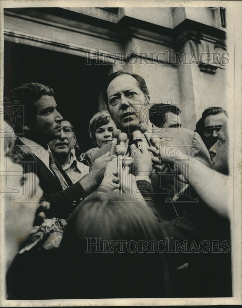 1973 Press Photo District Attorney Jim Garrison interviewed by press - Historic Images