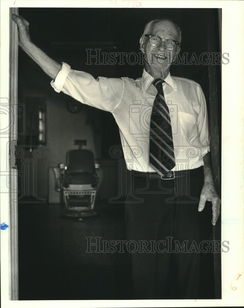 1988 Press Photo Paul Gendron in doorway of his River Road barber shop - Historic Images