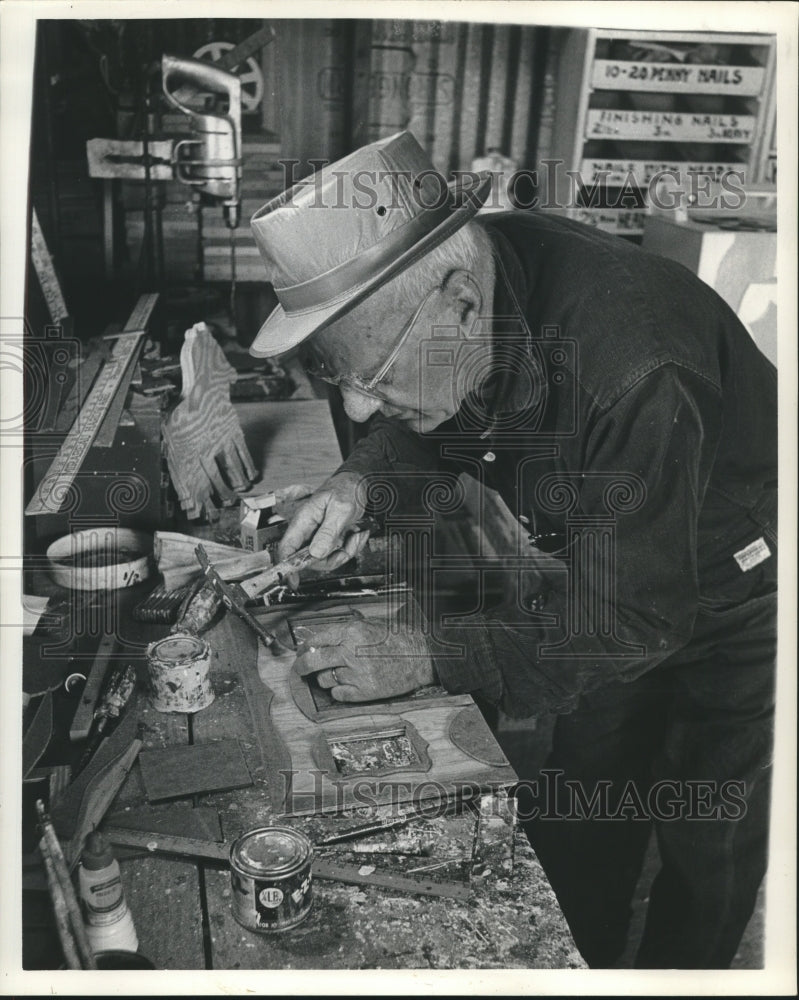 1961 Press Photo Gowland working on stage coach, no plans to follow - nob17714 - Historic Images