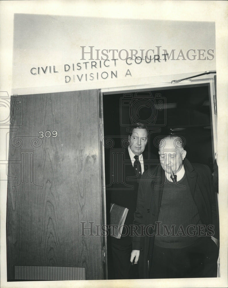 1973 Press Photo Jim Garrison leaving the Civil District court after decision - Historic Images