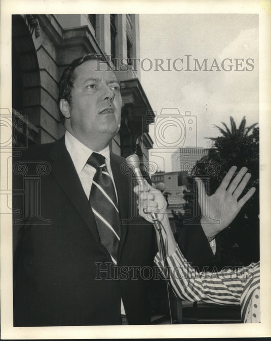 1973 Press Photo District Attorney-Jim Garrison, speaking into microphone - Historic Images