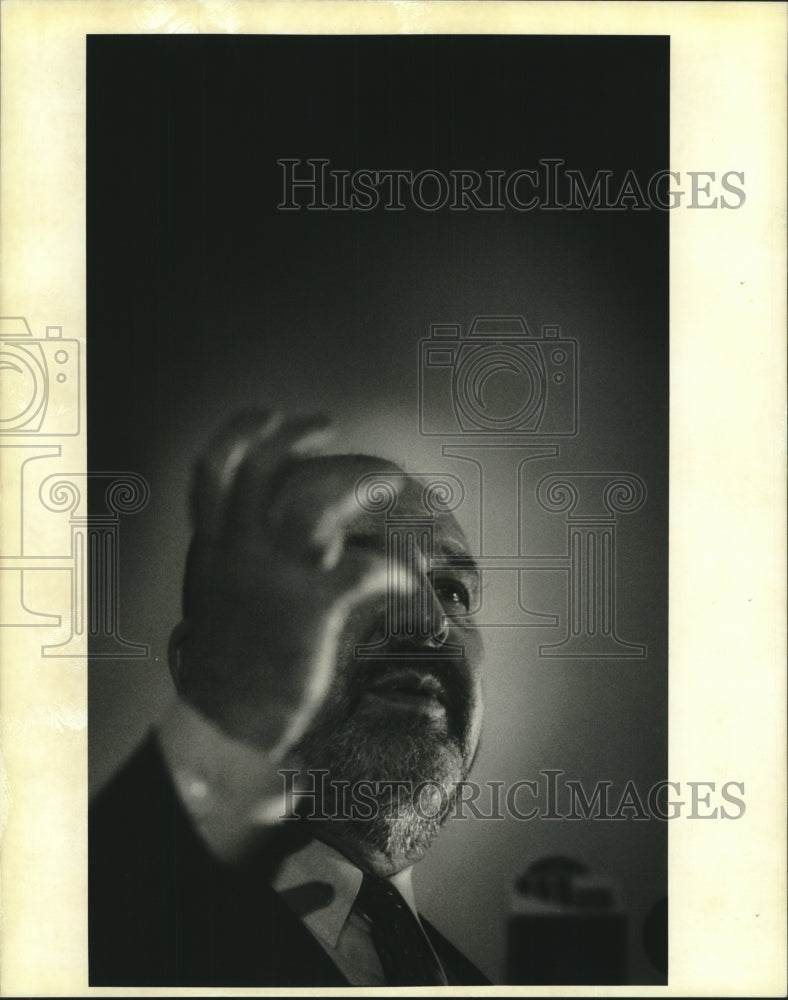 1996 Press Photo Gov. Mike Foster responds to reporters questions. - Historic Images