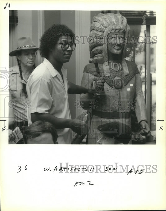 1989 Press Photo Rodney Lewis, a six-foot Indian statue, and Milo Fat Beaver. - Historic Images