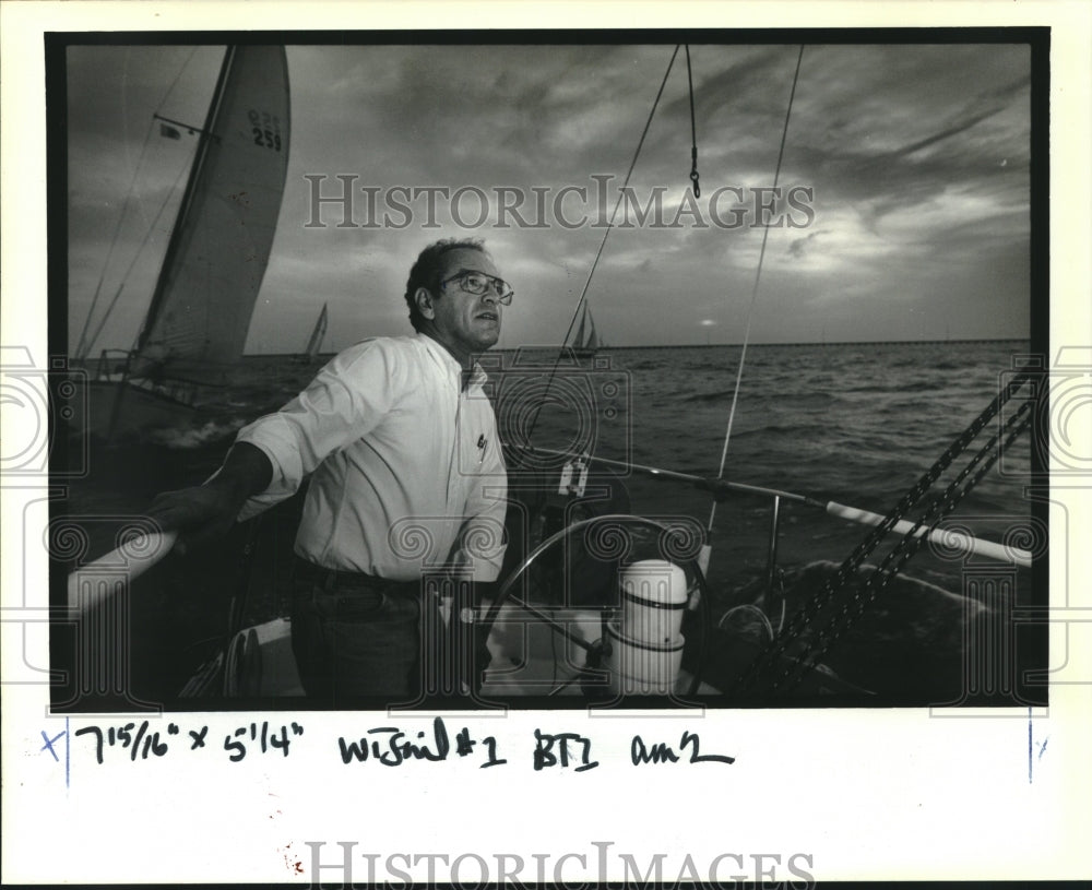 1990 Press Photo Guy Geller captains his sailboat Ilrea II on Lake Pontchartrain - Historic Images