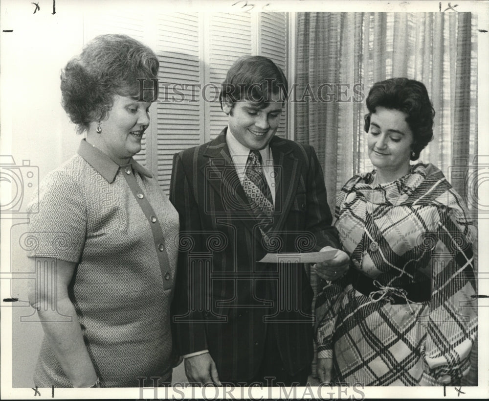 1971 Press Photo Emile Geisenheimer awarded scholarship from Home Builders Assoc- Historic Images