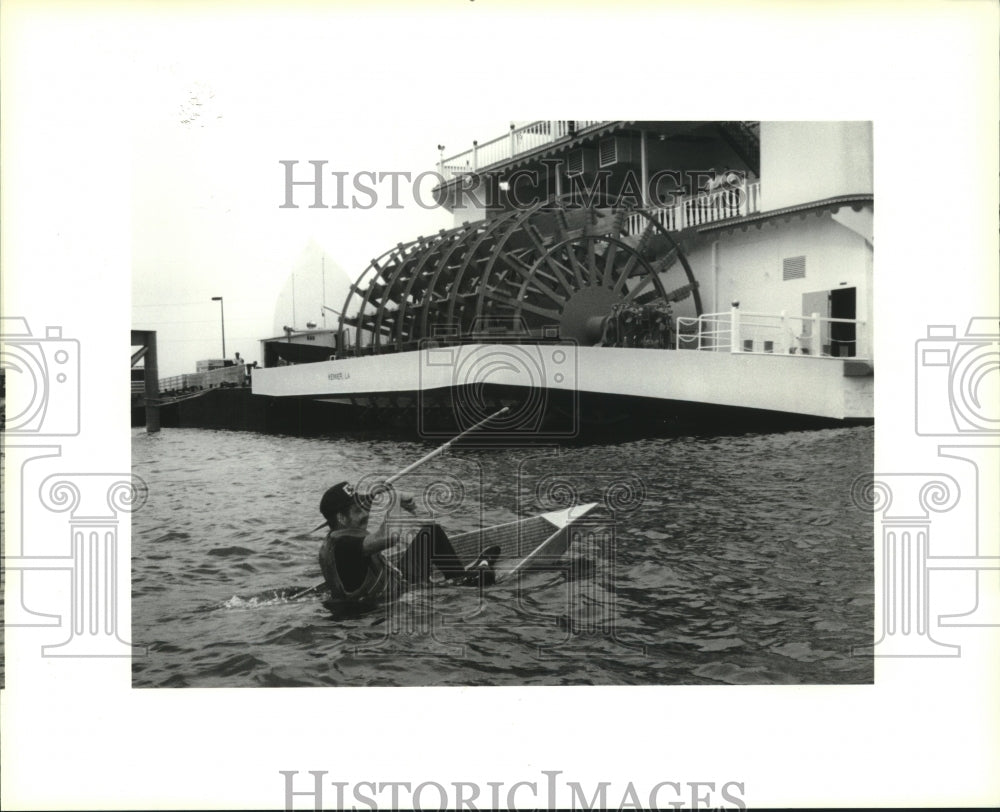 1994 Press Photo Dennis Geis in his matchstick pirogue as it takes on water - Historic Images