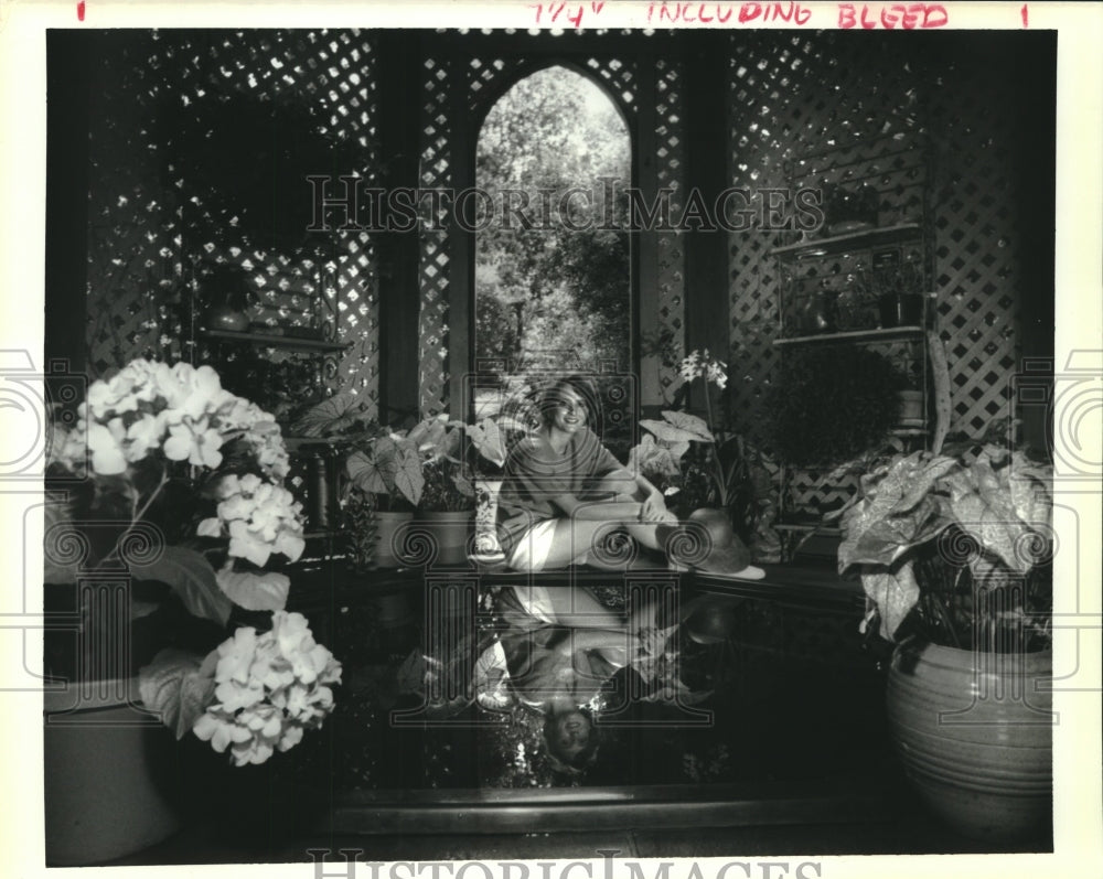 1988 Press Photo Adele Newburger in her family Gazebo with a hot tub - Historic Images