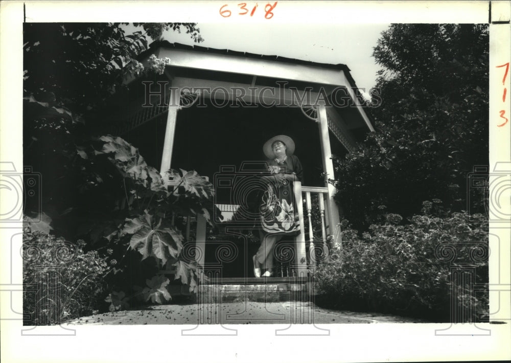 1988 Press Photo Marie Autin at one of her two gazebos on the Westbank - Historic Images