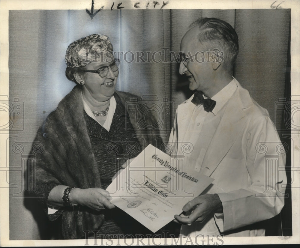 1962 Press Photo Charity hospital investing funds at St. Bernard parish bank-Historic Images