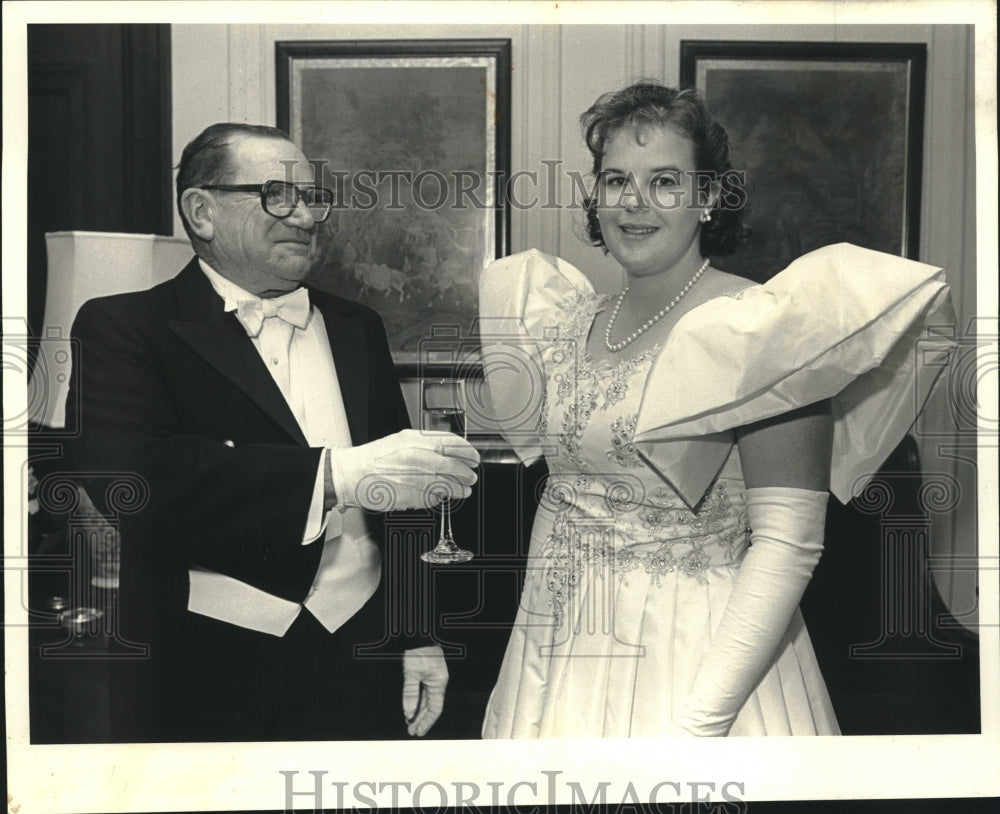 1988 Press Photo Clay Geary and Lucy Normann attend Frotenz Ball at home - Historic Images