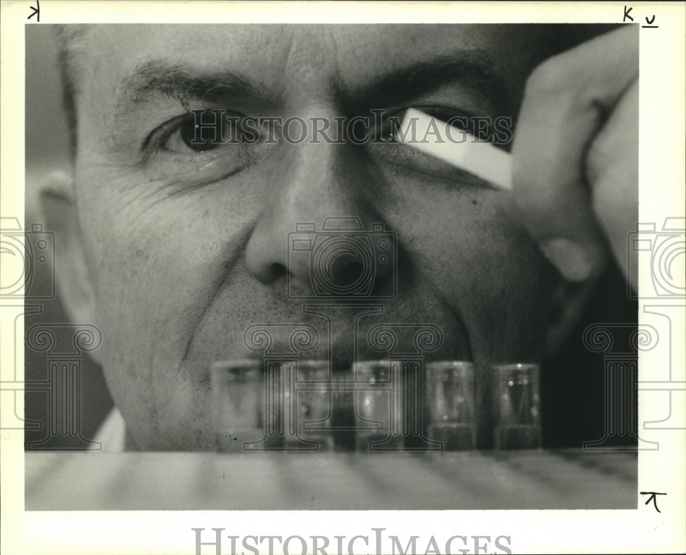 1988 Press Photo Dr. Bryan Gebhardt, Professor of Ophthalmology &amp; Microbiology - Historic Images