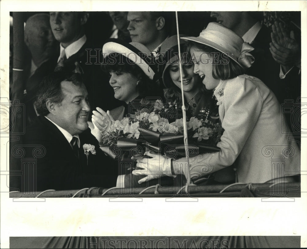 1987 Press Photo Rex&#39;s queen, Adair Draughn Freeman, receives a bouquet - Historic Images