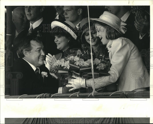 1987 Press Photo Rex's queen, Adair Draughn Freeman, receives a bouquet - Historic Images