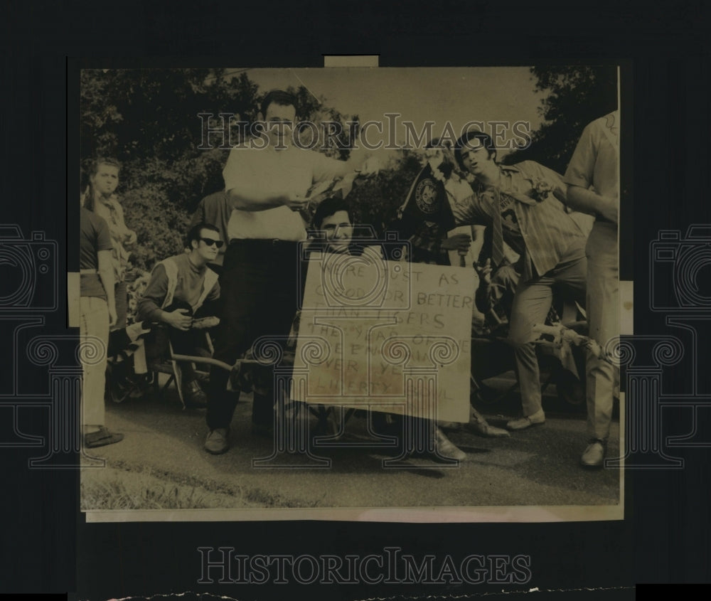 1971 Press Photo Wheelbarrow parade in Garyville, Louisiana - nob18026-Historic Images