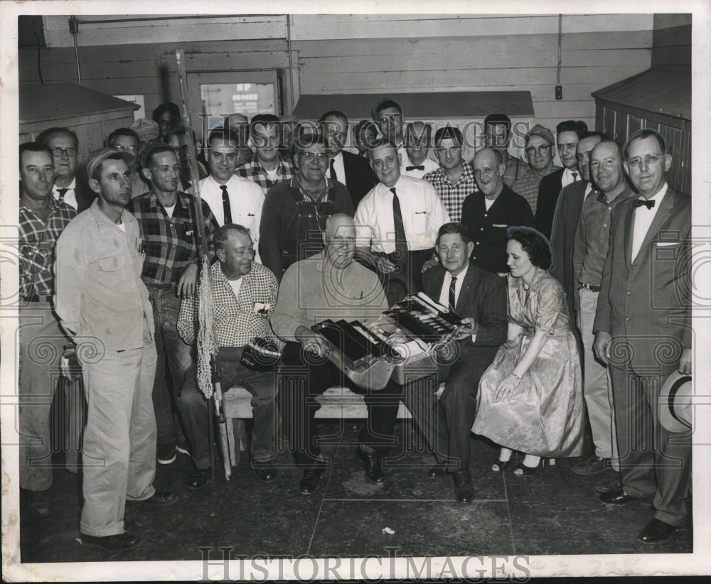 1962 Press Photo Harvey Garel&#39;s retirement party from Southern-Pacific Railroad - Historic Images