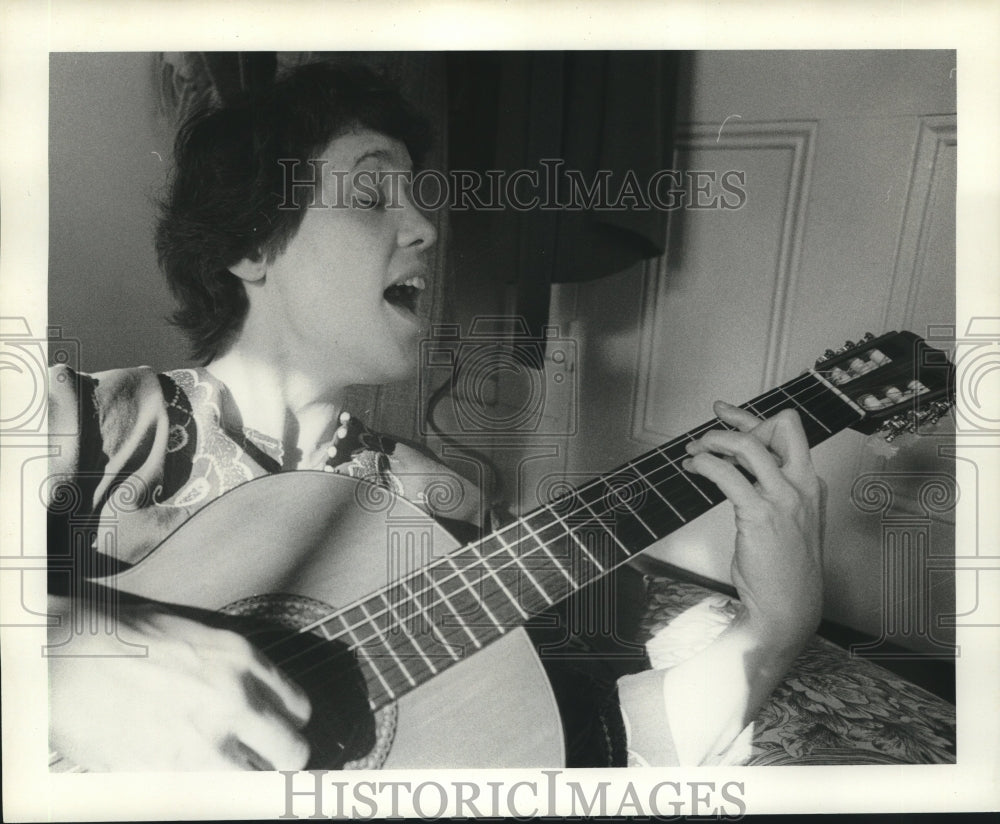 1977 Press Photo Kay Gardner playing her guitar - nob18094 - Historic Images