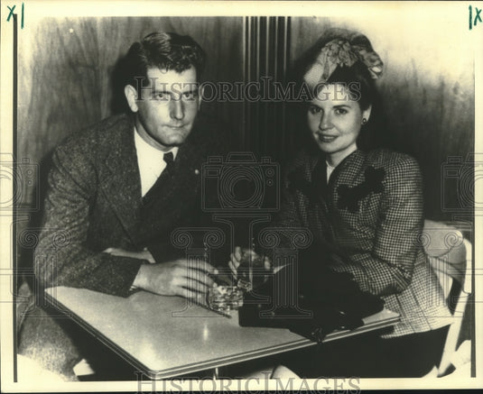 1942 Press Photo Mr. & Mrs. George Geerken at St. Charles Hotel Cocktail Lounge - Historic Images