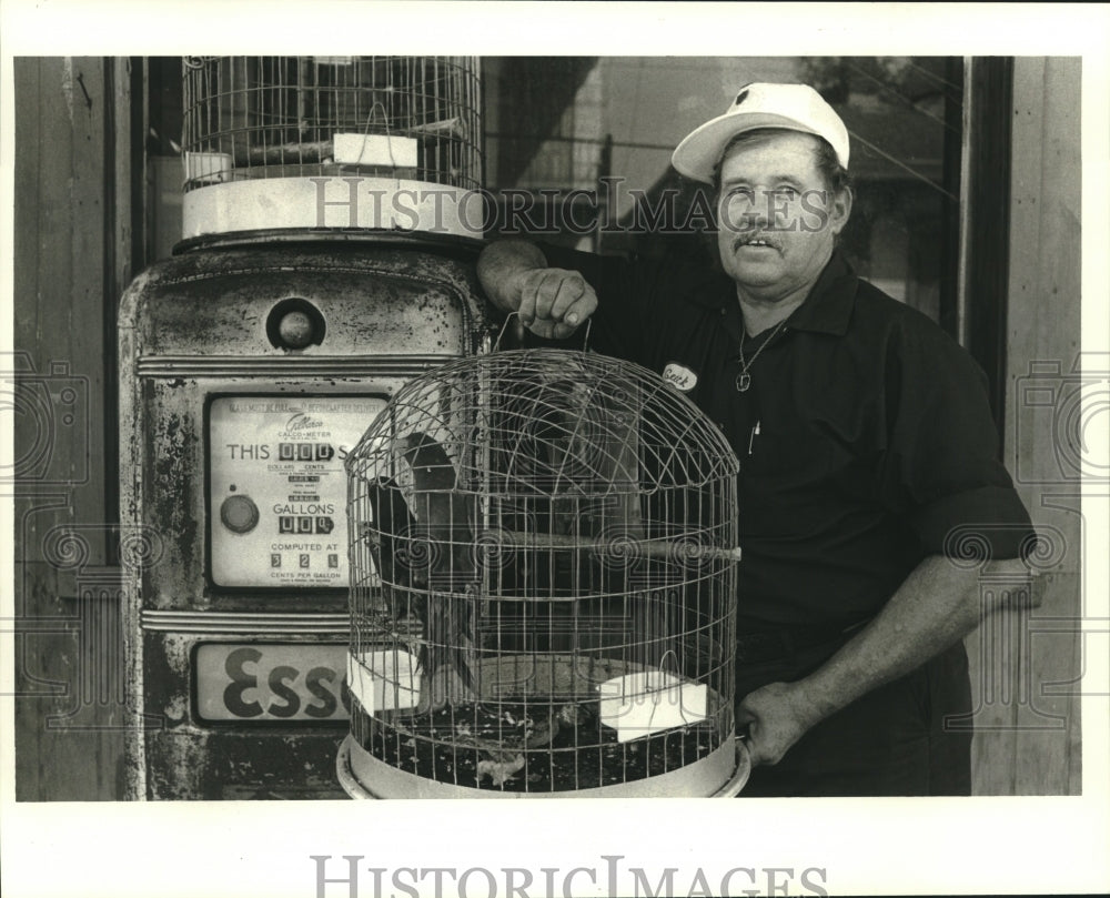 1984 Press Photo Balzer &quot;Pop&quot; Greeck with bird cage with a couple of red lories - Historic Images