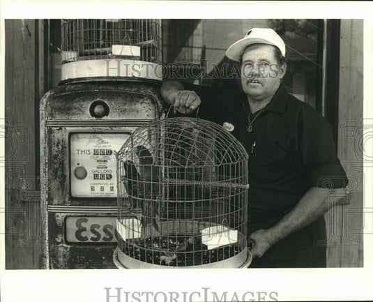 1984 Press Photo Balzer "Pop" Greeck with bird cage with a couple of red lories - Historic Images
