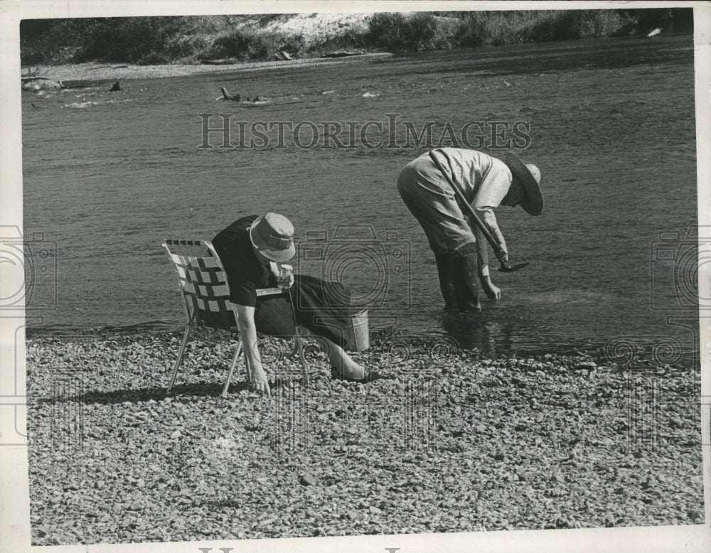 1961 Press Photo Mr. &amp; Mrs. Martin varying theories on way to collect rocks - Historic Images