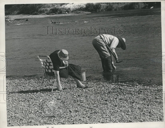 1961 Press Photo Mr. & Mrs. Martin varying theories on way to collect rocks - Historic Images