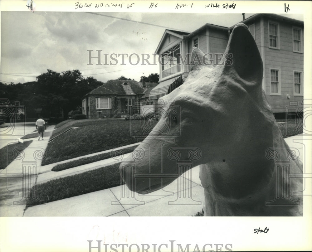 1991 Press Photo Stone dog on front terrace of Music Street, Gentilly Terrace - Historic Images