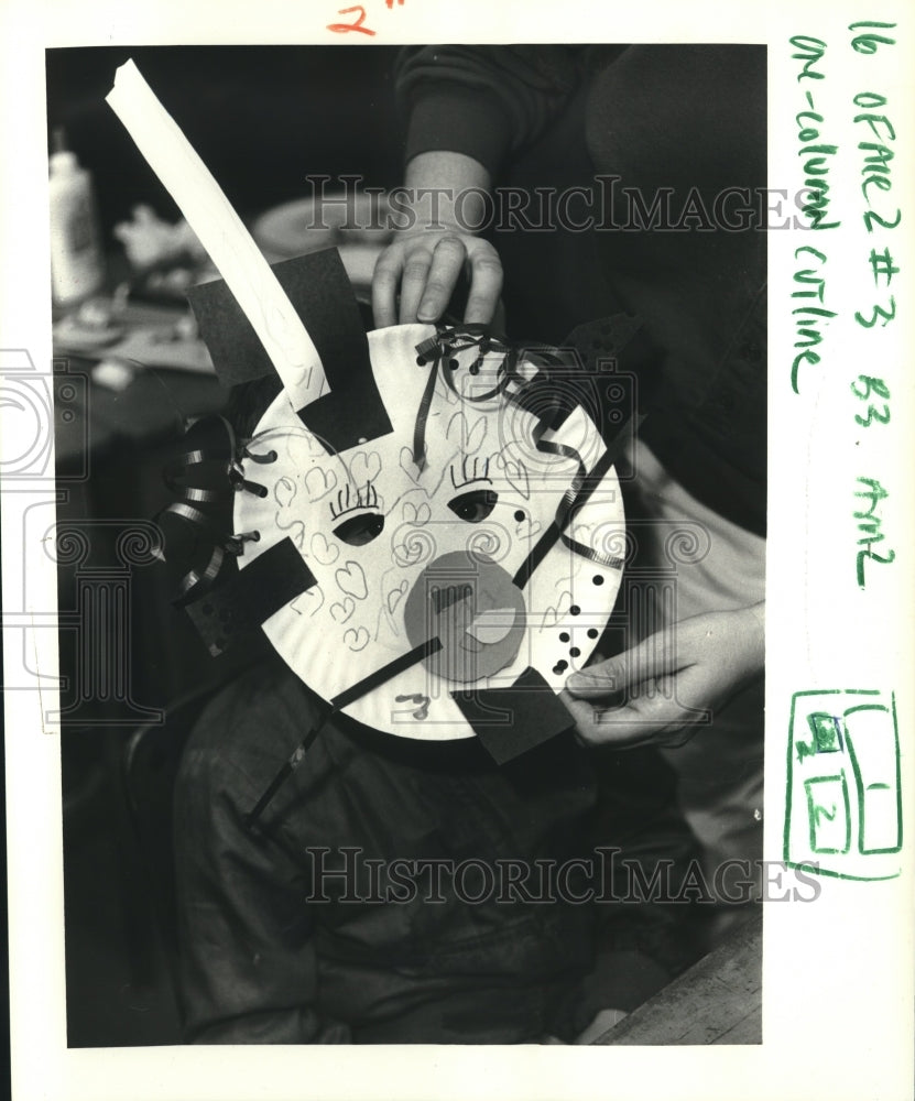 1988 Press Photo Gentilly Terrace School kids making Mardi Gras Masks - Historic Images