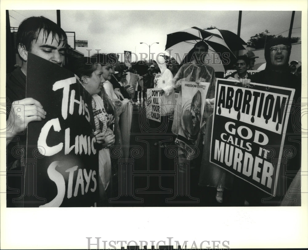 1995 Press Photo Pro Choice supporters in front of the Gentilly Medical Clinic - Historic Images