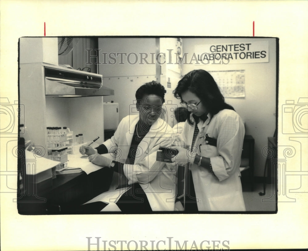 1992 Press Photo Scientists Lydia Hutchinson and Nancy Steede of  Gentest Lab. - Historic Images