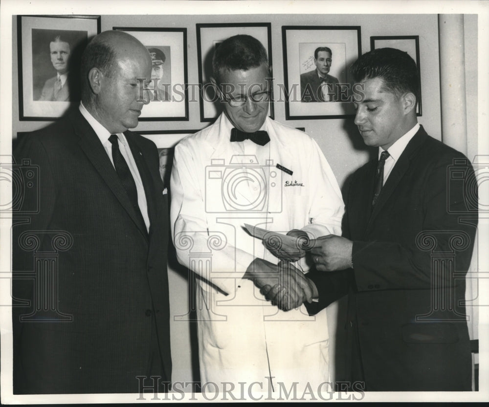 1961 Press Photo Gerber Baby Food Fund donates $5,000 for pediatrics research - Historic Images