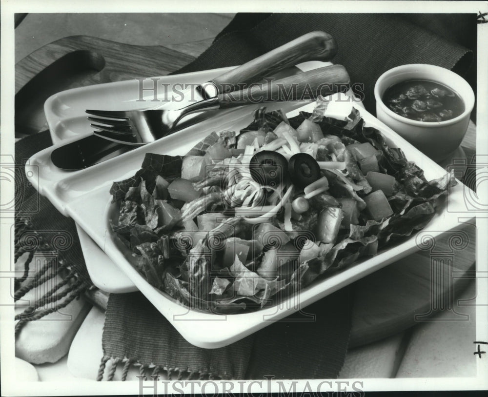 1965 Press Photo Chicken Toastada Ensalada with 275 calories per serving - Historic Images