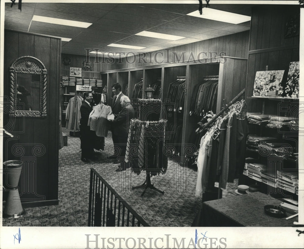1969 Press Photo Customer and clerk at Joe Gemelli's Distinctive Men's Wear - Historic Images