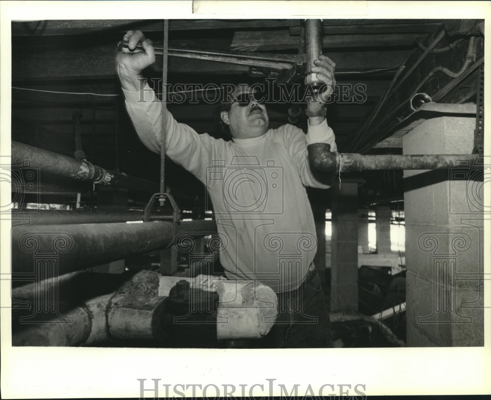 1990 Press Photo Plumber Butch Frutos Makes Repairs, Lakeside School, Metairie - Historic Images