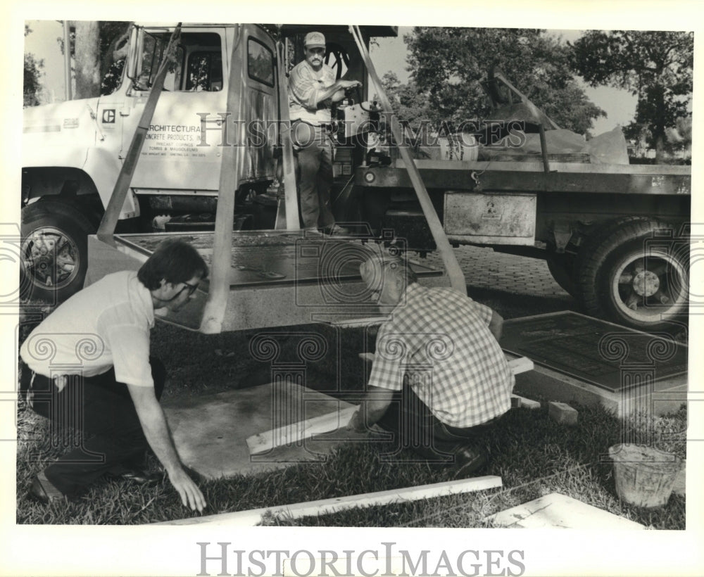 1989 Press Photo New monument being installed at Garden of Memories Cemetery. - Historic Images