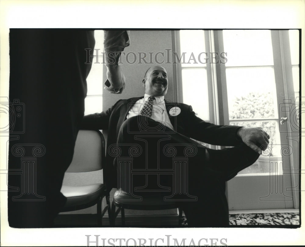 1995 Press Photo Mike Foster laughs as he talks with a reporter in New Orleans. - Historic Images