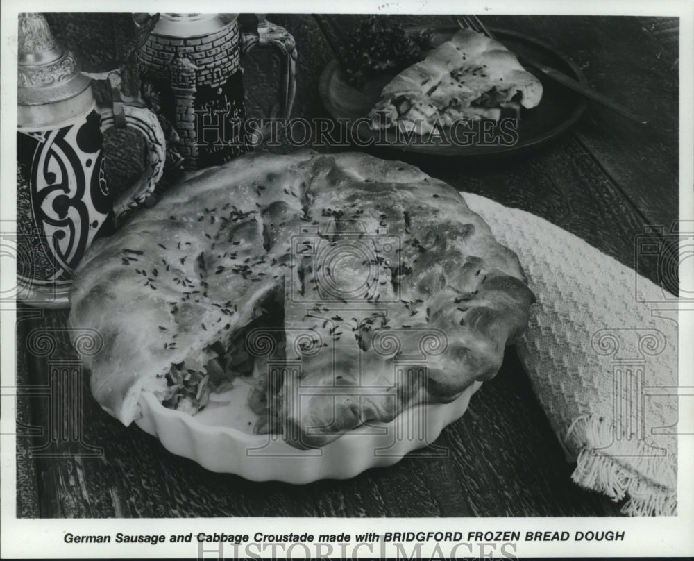 1985 Press Photo German Sausage and Cabbage Croustade Typical Oktoberfest Dish - Historic Images