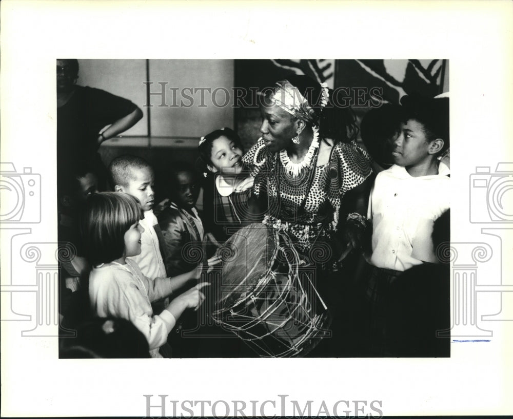 1991 Press Photo  Ama Jones is demonstrating the Ju-Jun (African name for drum) - Historic Images