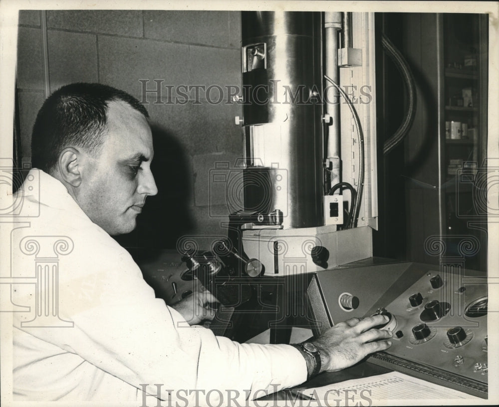1966 Press Photo Dr. Jack Geer with a microscope at Louisiana State University. - Historic Images