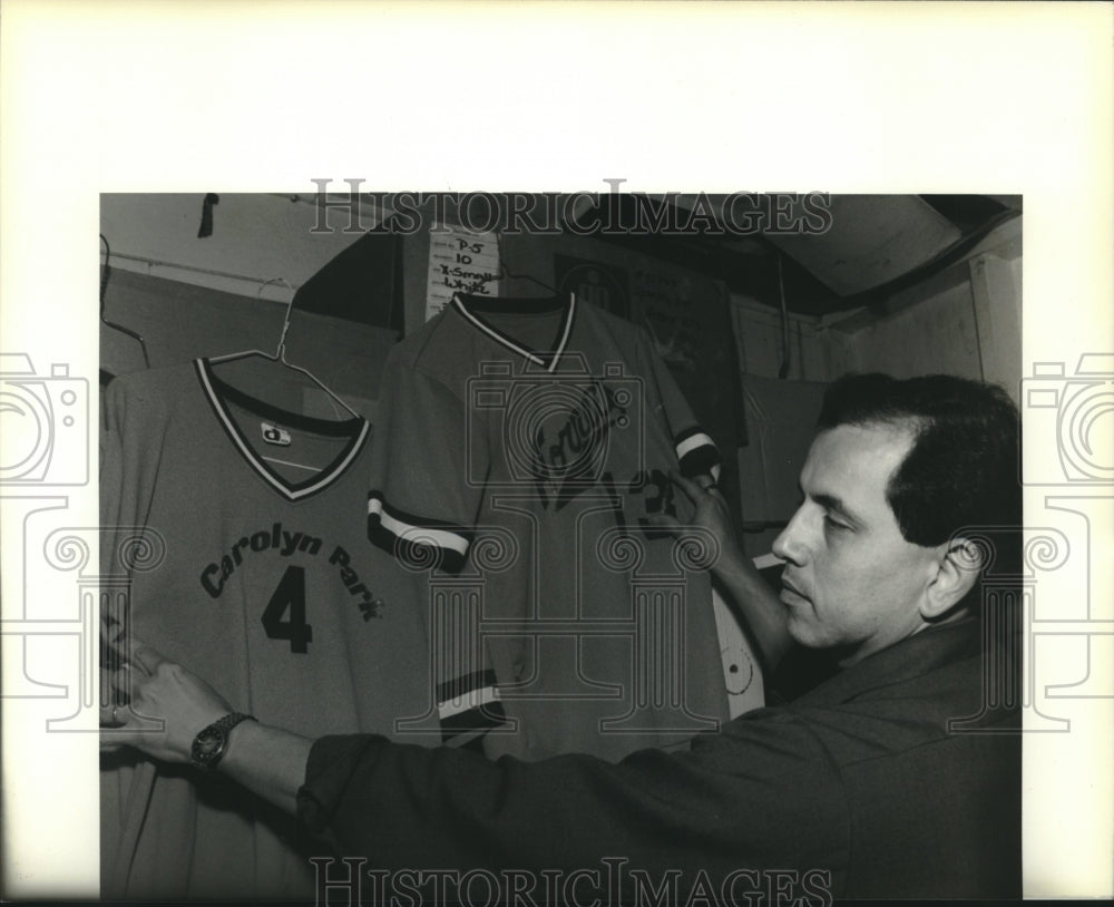 1990 Press Photo John Gebbia, president of Carolyn Park Playground Boosters. - Historic Images