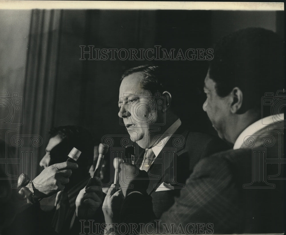 1973 Press Photo District Attorney Jim Garrison talks to reporters - nob18446 - Historic Images