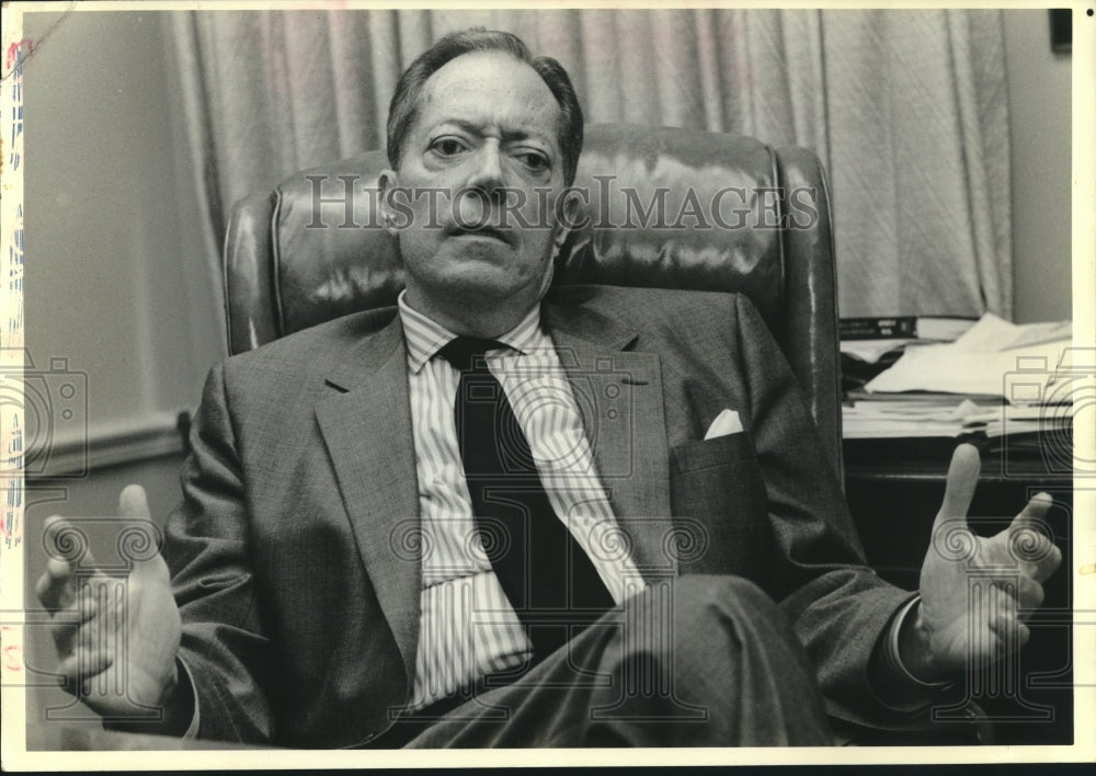 1989 Press Photo District Attorney Jim Garrison in his office - Historic Images