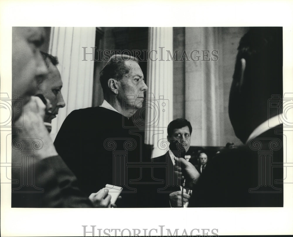 1992 Press Photo Jim Garrison talks to reporters - Historic Images