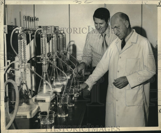 1972 Press Photo James Friloux & Dr. Langley discuss an EPA phenol analysis - Historic Images