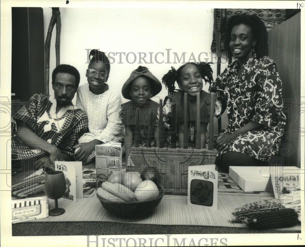 1994 Press Photo The Frezel family gathers for Kwanzaa celebration - Historic Images