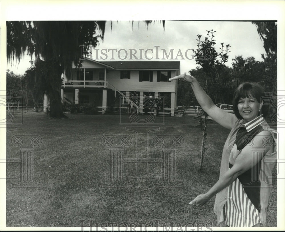 1994 Press Photo Donna Hasik showing how deep flood waters get in her yard - Historic Images