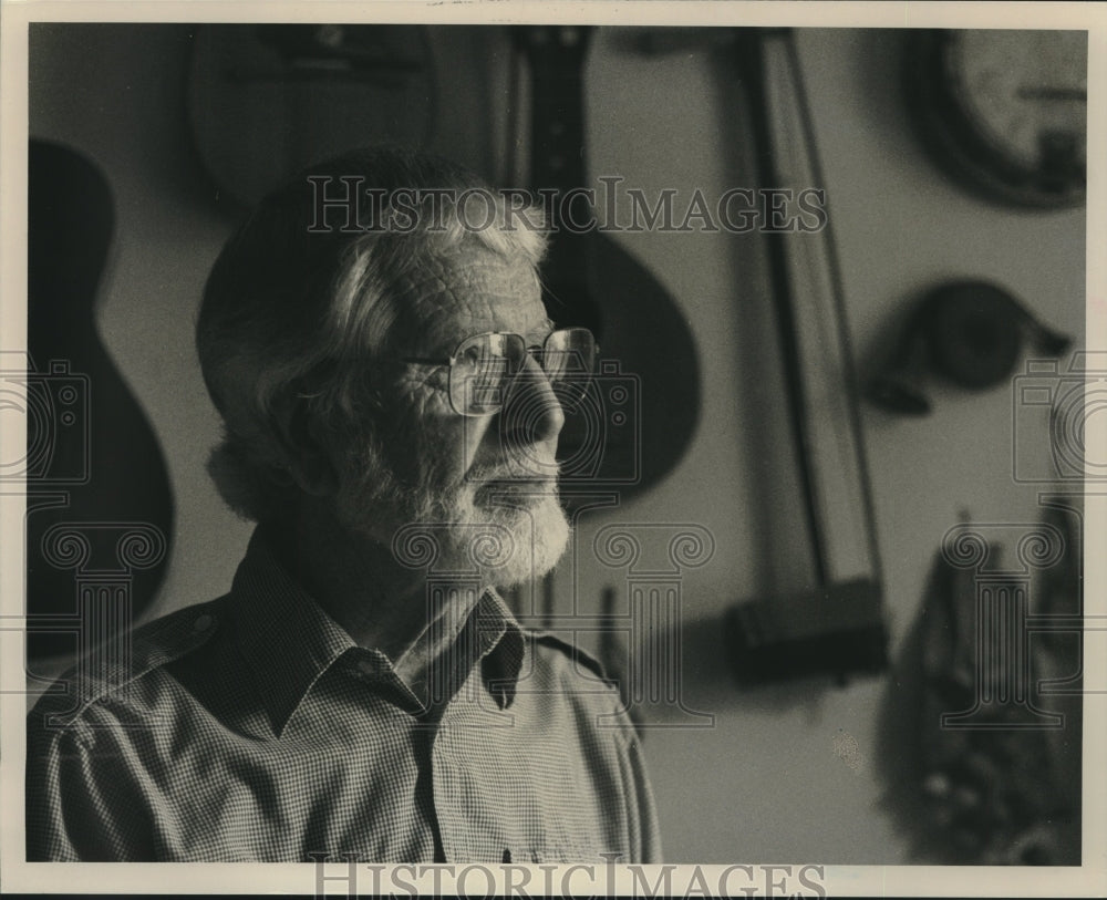 1991 Press Photo Charles C. Foster in his studio, author of Conchtown, USA - Historic Images