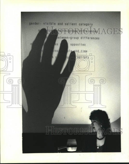1992 Press Photo Dr. Susan Fiske uses a projector during her talk on gender - Historic Images